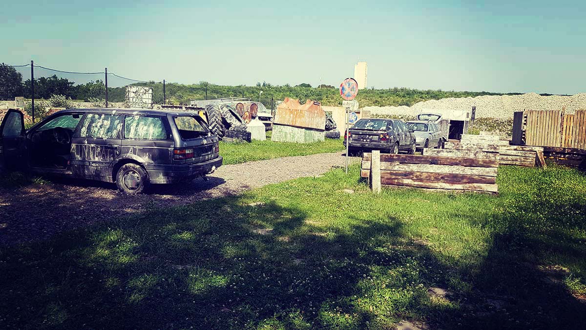 Fahrzeuge und Holzbarrieren auf The Battlefield