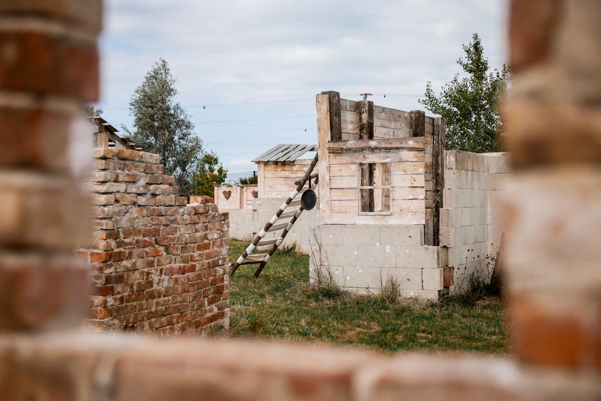 Blick durch die Fassaden auf The Ghosttown