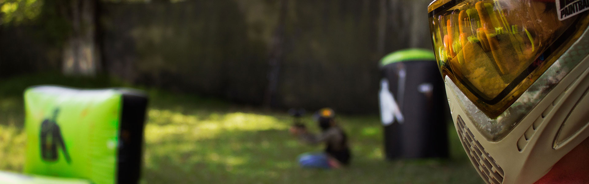Paintball Gesichtsschutz vor Paintball Spielfeld
